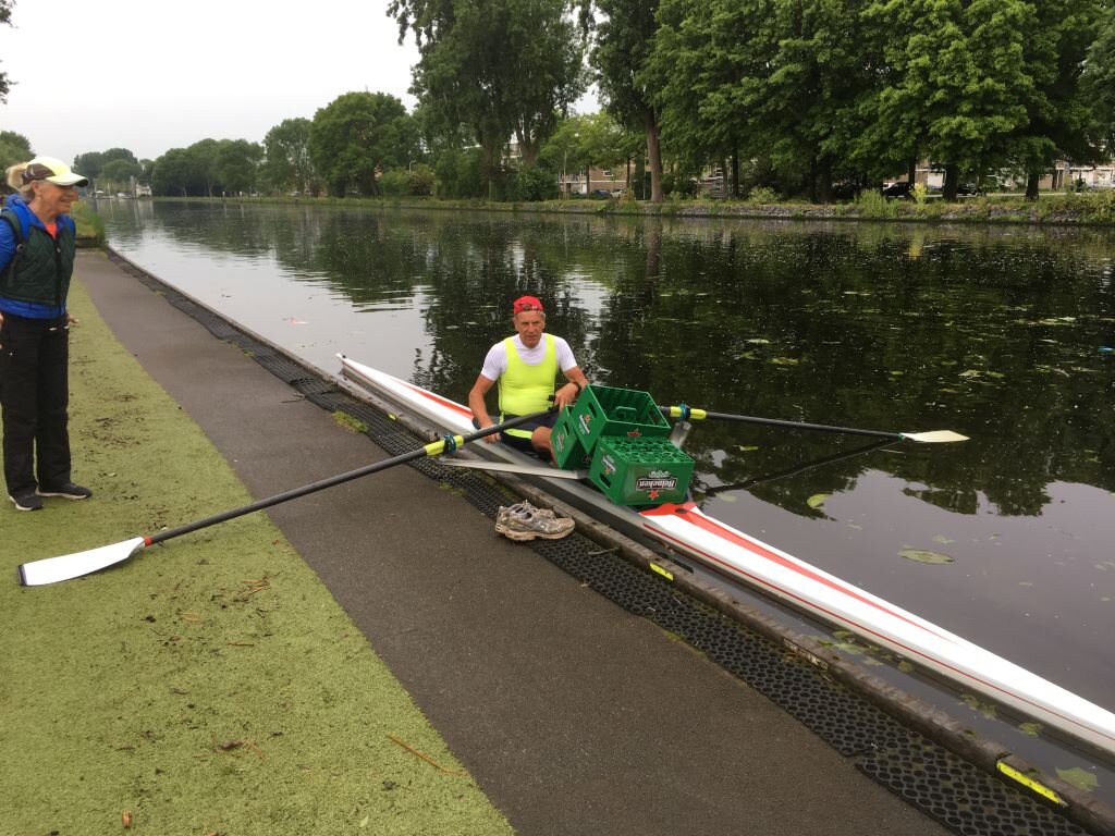 2020-06-13-martin-langbroek-die-op-de-ochtend-na-hemelvaart-voor-de-loods-de-vliet-op-ruimt