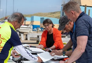 2022-05-02-vanaf-het-strand-direct-op-zee-roeien-3