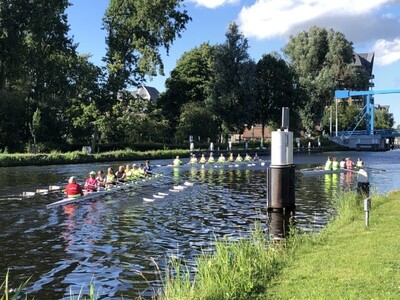 2022-07-04-niet-iedereen-hield-het-droog-tijdens-de-row-2