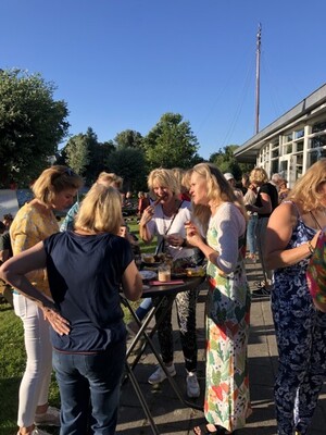 2022-07-04-niet-iedereen-hield-het-droog-tijdens-de-row-3