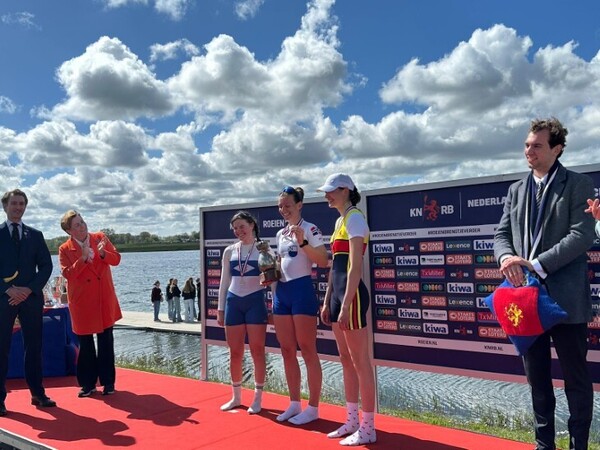 2026-04-20-clara-op-het-erepodium-tijdens-hollandia